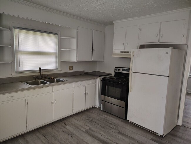 Building Photo - 804 Poplar Dr