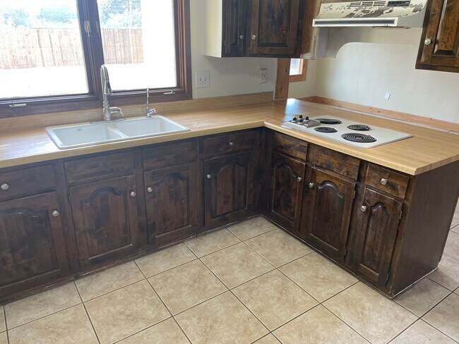 Building Photo - BACK ON THE MARKET!!!  Large Ranch Style R...