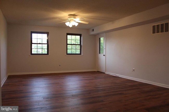 Building Photo - 111 Riversedge Dr