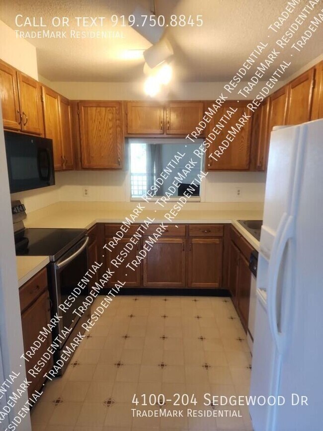 Building Photo - 4100-204 Sedgewood Dr-
