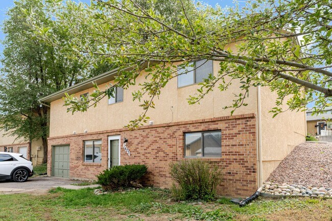 Foto del edificio - $1363 | 2BR/1BA Duplex | Cozy Home Near Be...