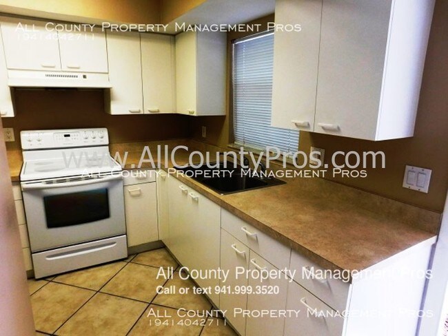 Building Photo - 920 Royal Palm Dr