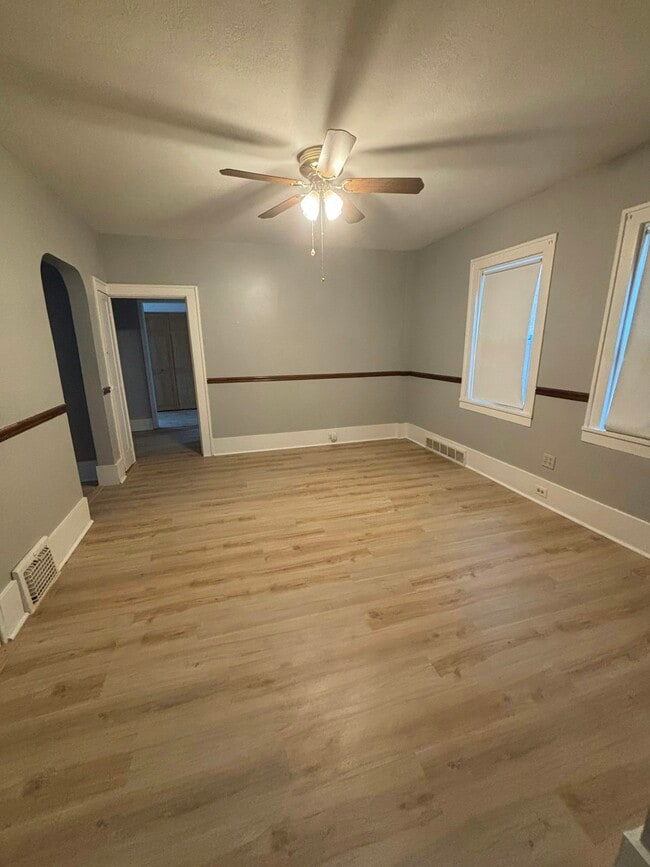 Foto del edificio - 2096 Halstead Ave