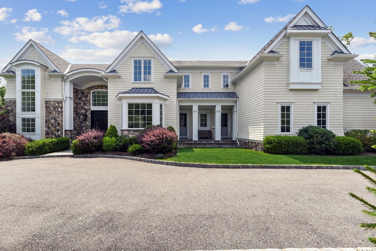 Primary Photo - 124 Essex Dr