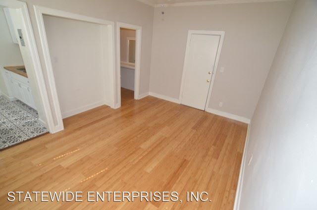 Building Photo - 916 S Lake St