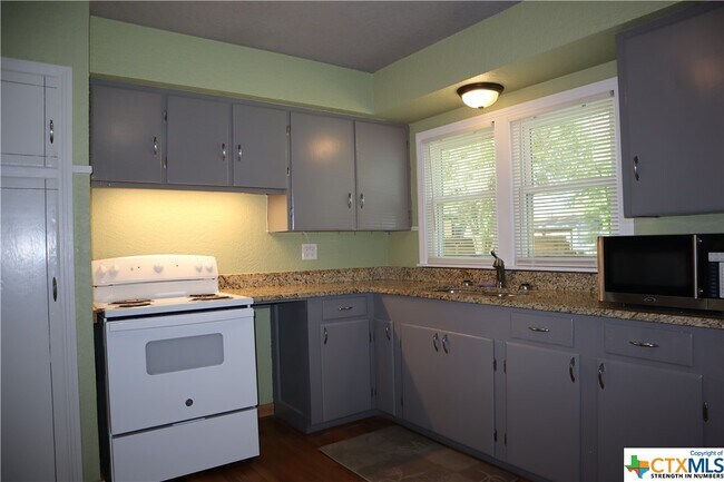 Building Photo - 212 Romberg St