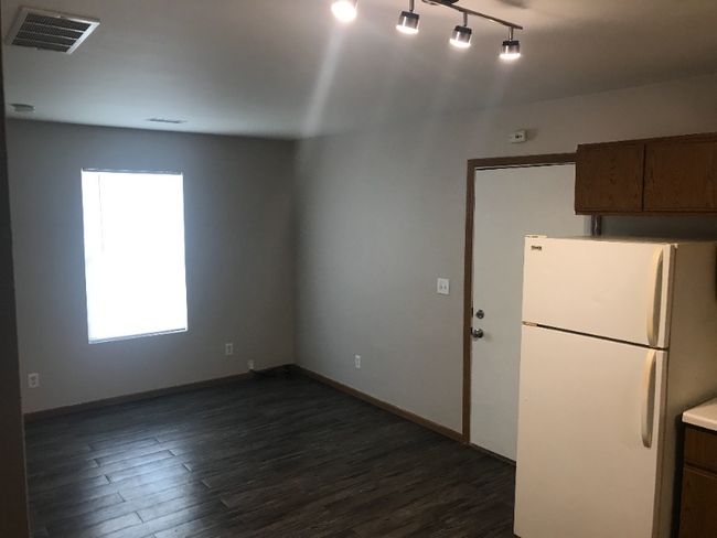 Building Photo - 105 N Elm St