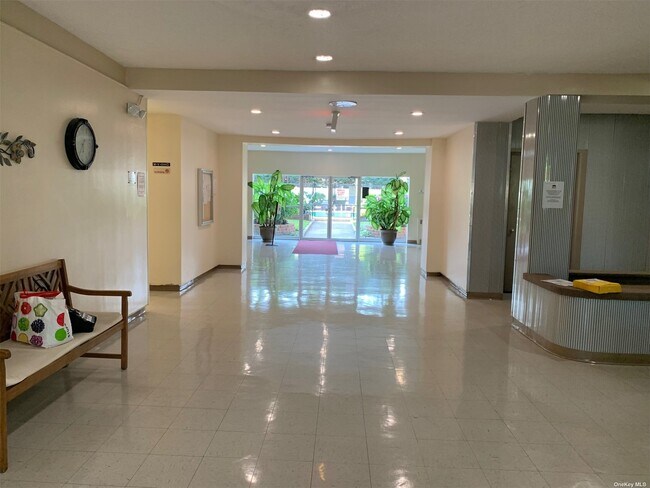 Foto del edificio - 250 W Merrick Rd