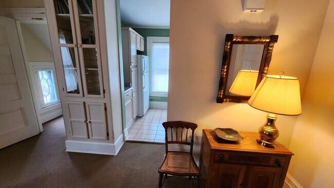 sala de estar a la cocina - 840 East Ave