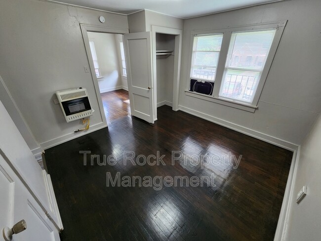 Building Photo - 809 1/2 E. 17th