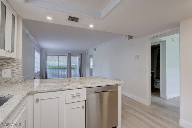 Building Photo - 5 High Point Cir W