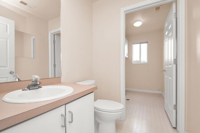 Building Photo - Amazing 4 Bed - 3.5 Bath, Pet-Friendly Lay...