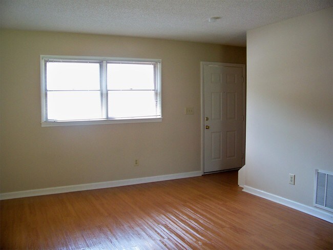 Building Photo - 1301 Forest Knolls Cir SE