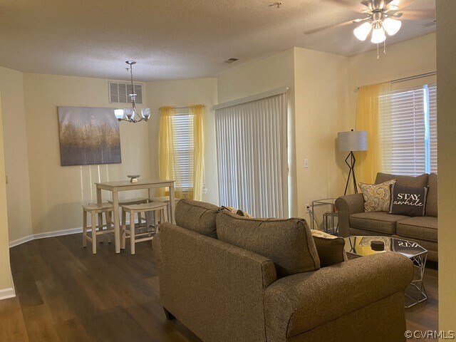 Foto del edificio - 821 Brassie Ln