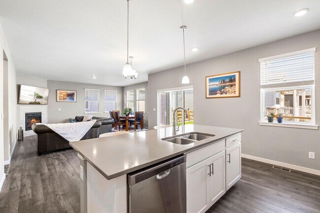 Foto del edificio - Beautiful New 4 Bed 3 Bath House in North ...