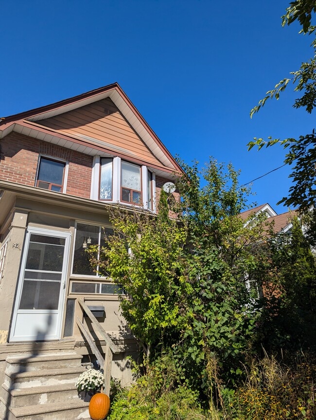 Welcome to 94 Aldwych. This apartment is the 2nd (top) floor. - 94 Aldwych Av