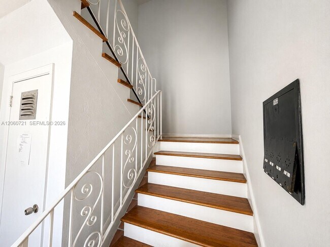 Foto del edificio - 7407 Byron Ave