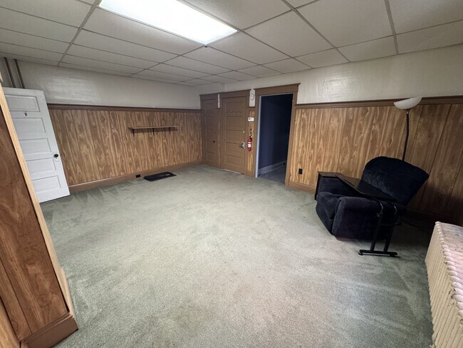 Sala de estar principal, vista hacia el dormitorio - 216 E Franklin St