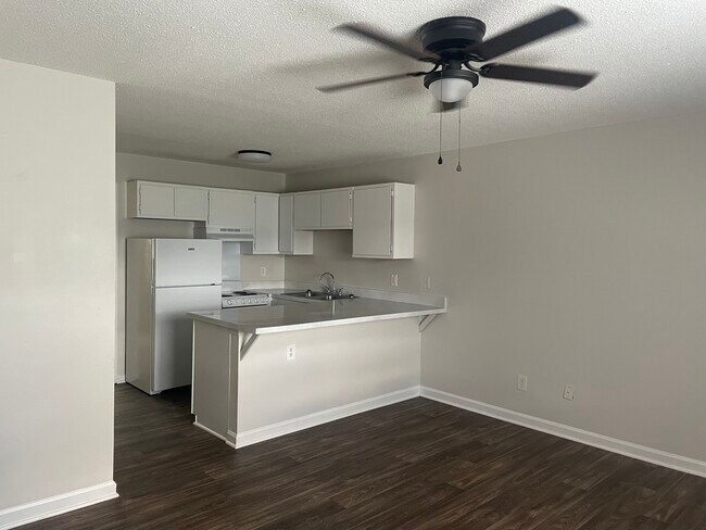 Cocina con barra de desayuno - Guilford Place Apartments.