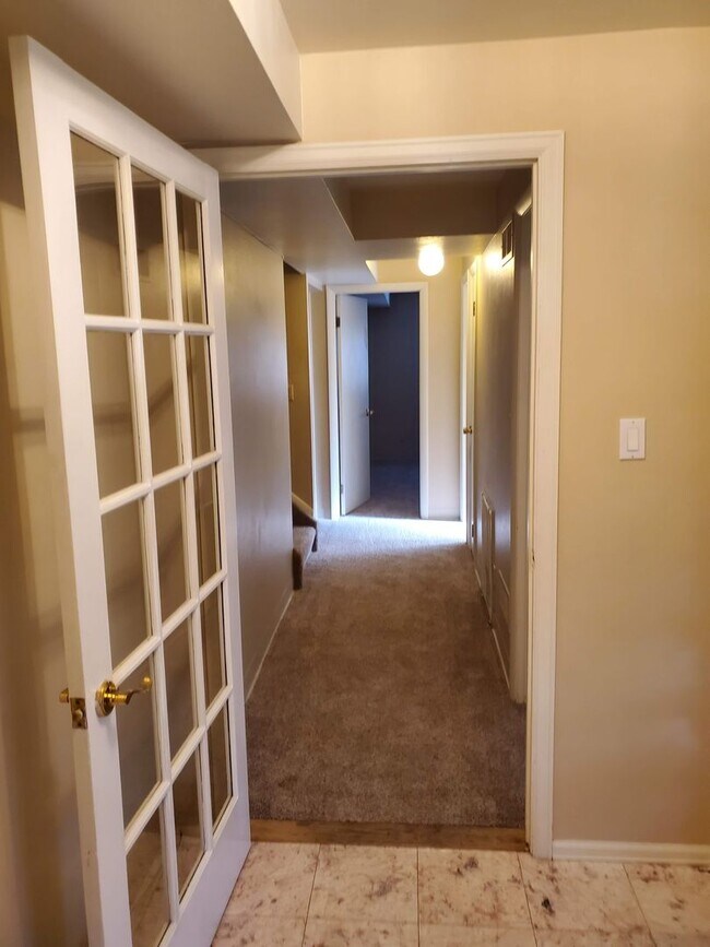 Building Photo - 1345 Spring Valley Dr