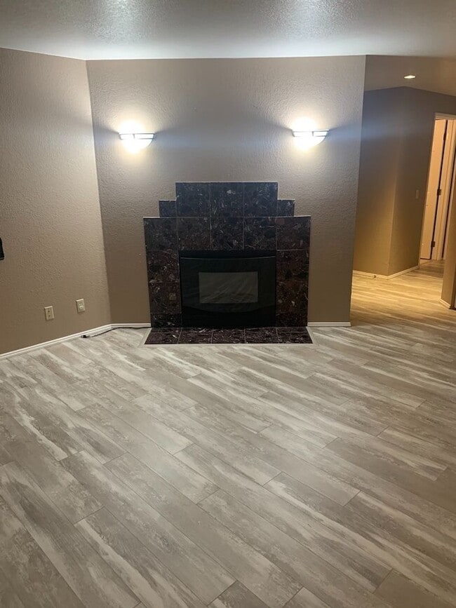Building Photo - Warm and Cozy 3 Bedroom Condo For Rent