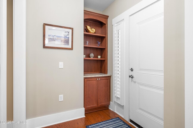 Building Photo - 2537 St James Dr SE