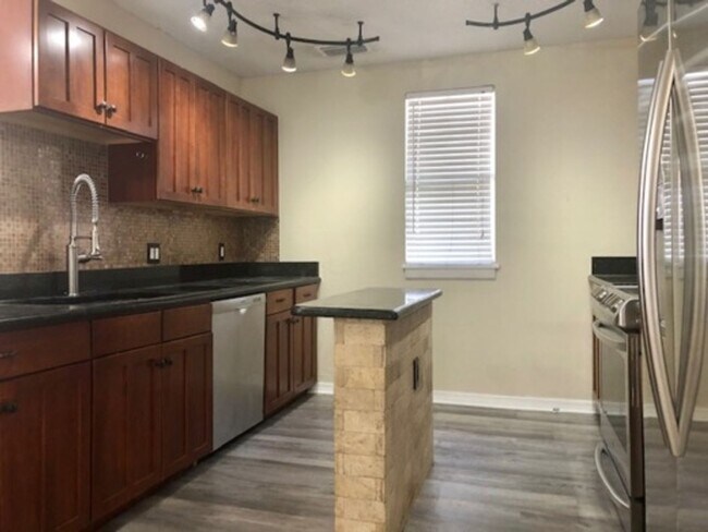 Building Photo - Sophisticated Luxury: Renovated 3 Bed, 3 B...