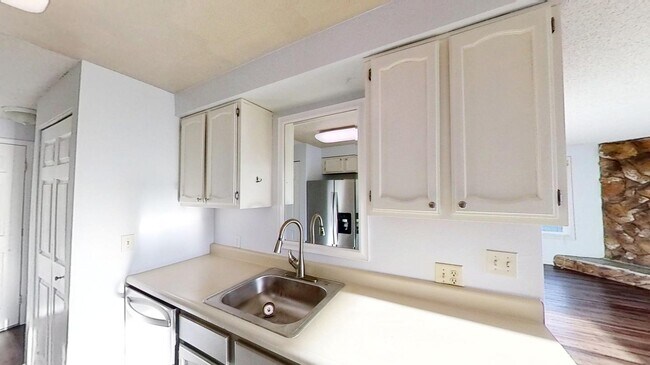 Building Photo - Open & spacious Beaverton duplex with fenc...