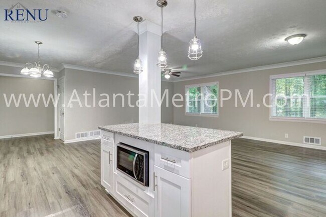 Building Photo - Now Available! 4 bedrooms 2 baths