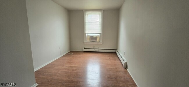 Foto del edificio - 28 Cedarhurst Ave
