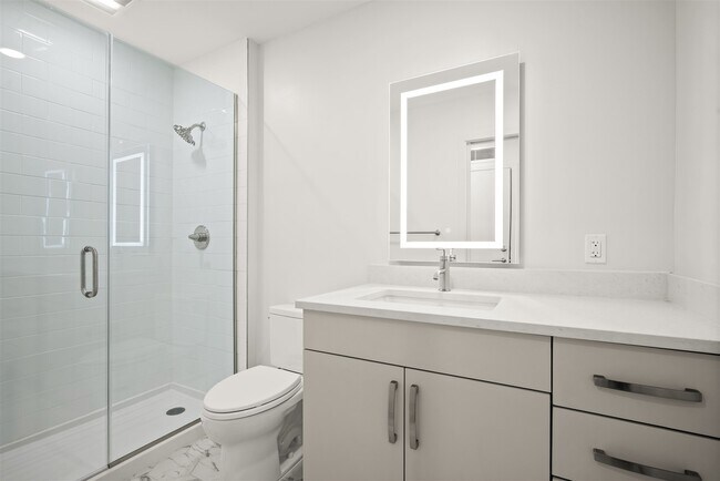 Baño - The Residences at 801 East Whiting Street