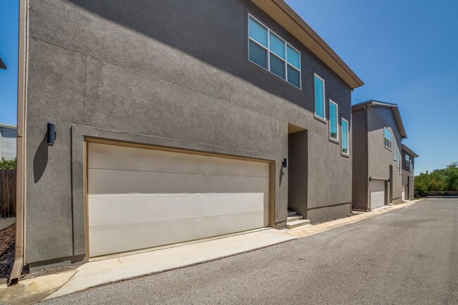 Building Photo - 1618 W Lawndale Dr