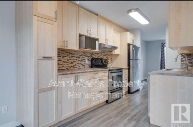 Photo du bâtiment - 748 Saddleback Rd NW