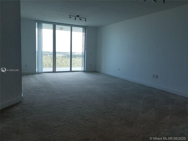 Building Photo - THE OAKS I CONDO