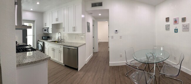 Foto del edificio - 7431 Dickens Ave