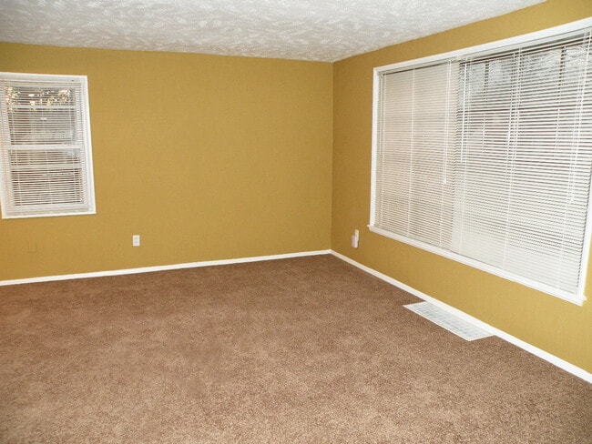 Building Photo - Renovated 3 Bedroom Colonial!