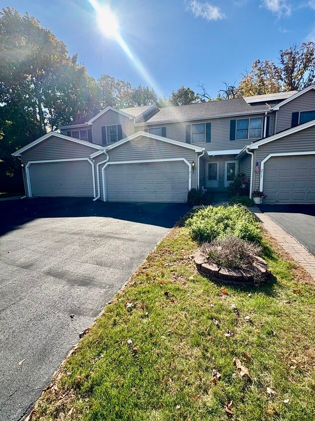 Foto principal - 213 Pamela Dr