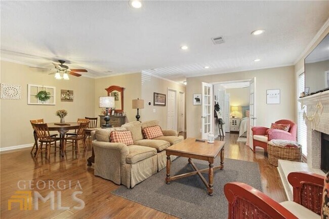 Foto del edificio - 911 Hollyfax Cir NE