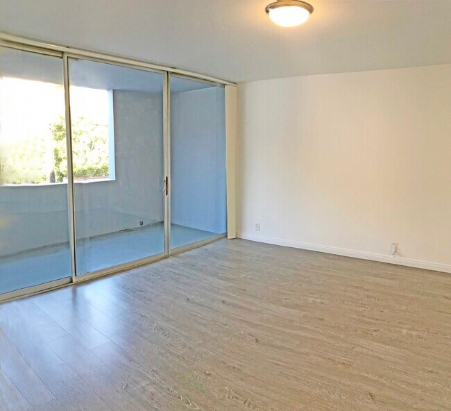 Foto del edificio - 468 S Roxbury Dr