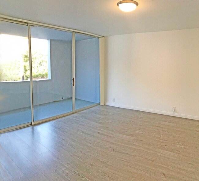 Building Photo - 468 S Roxbury Dr