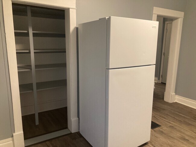 Despensa de cocina y refrigerador - 518 Walnut Ct