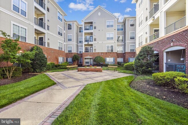 Foto del edificio - 4860 Eisenhower Ave