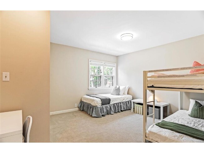 Foto del edificio - 2730 Glenhurst Ave