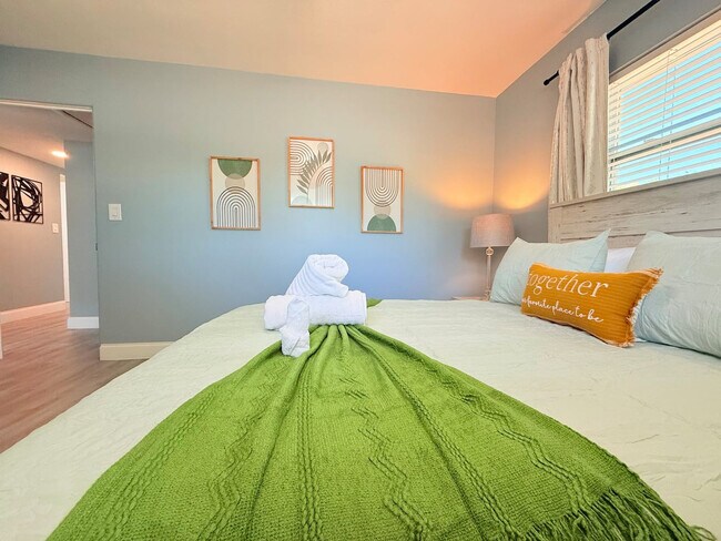 Building Photo - 3120 Drake Dr