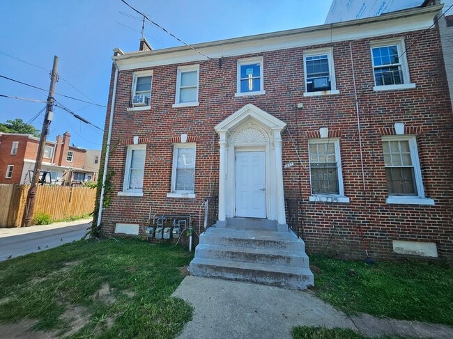 Building Photo - 1827 Q St SE