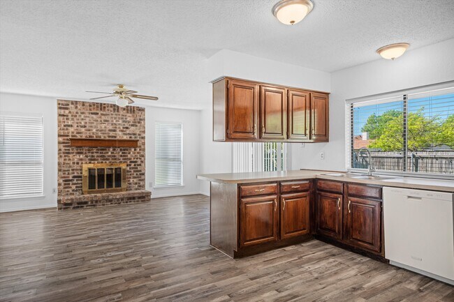 Building Photo - 2200 Sequoia Ln