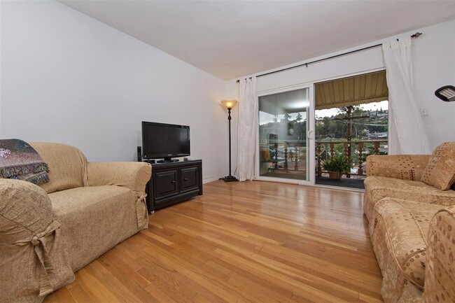 Foto del edificio - Bright 2BR/1.5BA Condo in Prime La Mesa Vi...
