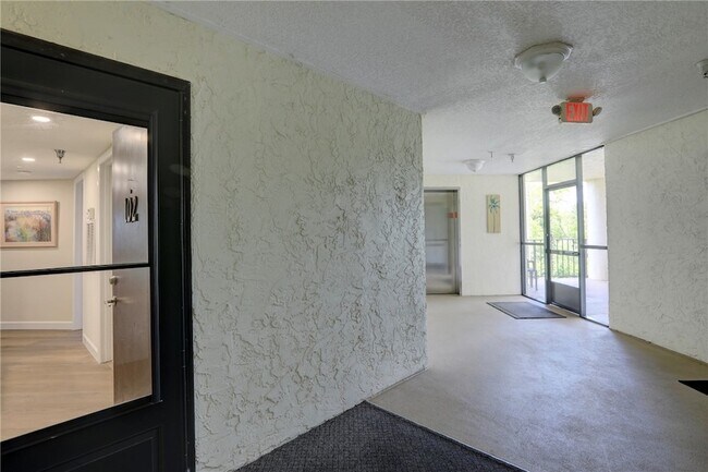 Foto del edificio - 9612 Riverside Dr