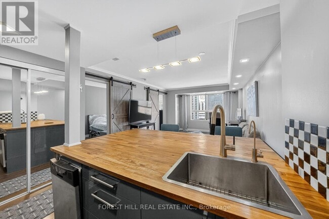 Photo du bâtiment - 44-1744 Gerrard St W
