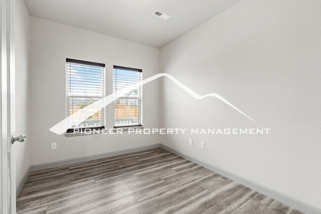 Foto del edificio - 3 Bed + Office, 2.5 Bath Lorson Ranch Home with Mountain Views & Open Space Behind